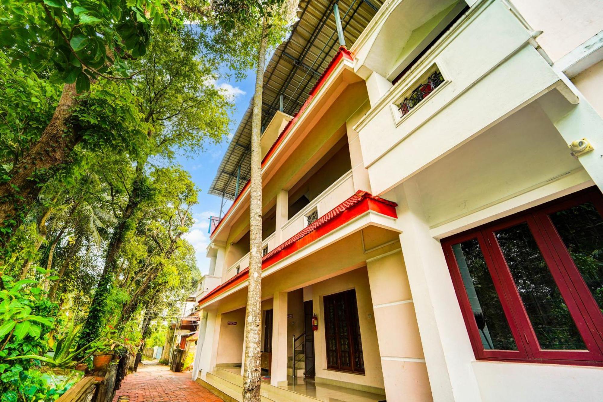 Super Hotel O Nettoor Near Lakeshore Hospital Kochi Eksteriør billede